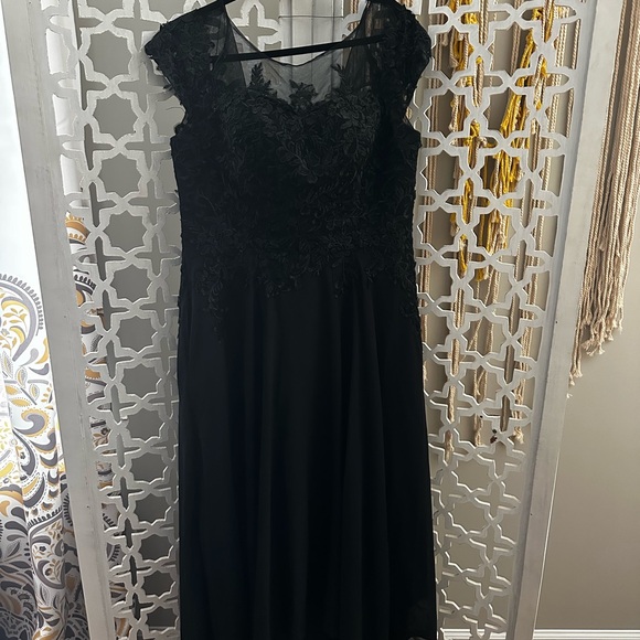 Elegant Black Lace Evening Dress - Picture 2 of 4